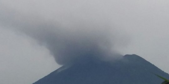 Lava dari letusan Gunung Agung tahun 1963 menyumbat dorongan magma