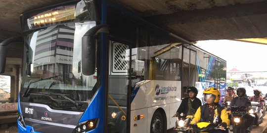 Bus Transjakarta tabrak tiang pembatas ketinggian jembatan di Jatinegara