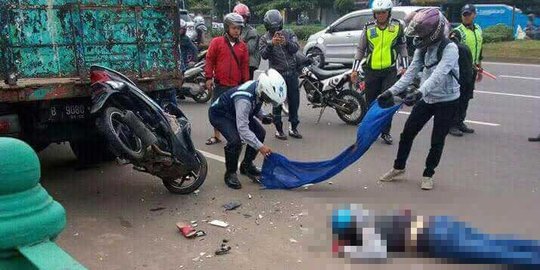 Pemotor tewas usai tabrak truk parkir sembarangan di Serpong