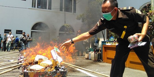 Kejari Bandung musnahkan brownies ganja, narkotika hingga jamu ilegal