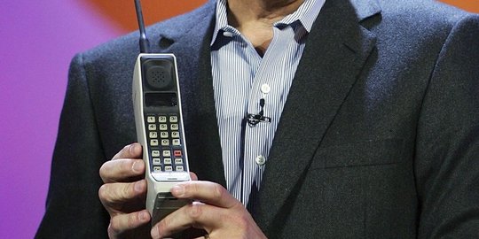 tac 8000x si ponsel pertama