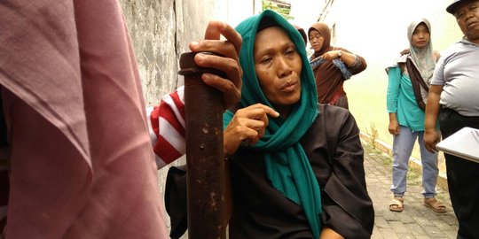 Rekonstruksi pembunuhan anaknya, ibu Tri terus menangis minta pelaku dihukum berat