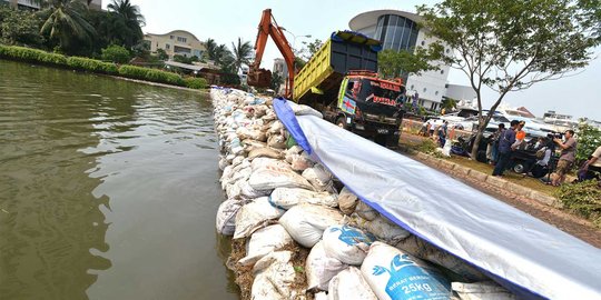 Tanggul di Semarang jebol, 90 rumah kebanjiran | merdeka.com