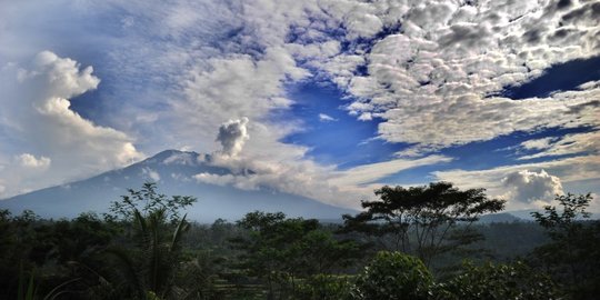 Pantauan Gunung Agung yang terus embuskan asap