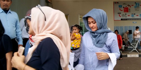 Istri bungkam usai menjenguk Setya Novanto di rutan KPK