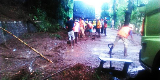 Jalur kereta api di Garut tertutup timbunan longsor