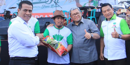 Cerita Mentan Amran & Moeldoko pernah beri traktor termahal ke masyarakat