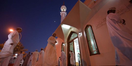 Melawat ke masjid Dhu Al-Nurayn, tempat Sunni, Syiah, dan Ibadi berbaur