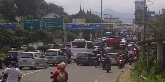 Jalan Puncak diperlebar, Pemkab Bogor relokasi PKL ke tempat baru