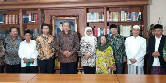 Diusung SBY, Khofifah-Emil berhadapan dengan Jokowi