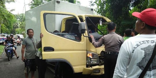 Tiang listrik kembali jadi korban, ditabrak truk boks jidat sopir sobek