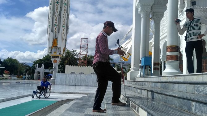 disabilitas coba akses fasilitas masjid raya baiturrahman