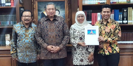 Pakde Karwo dan Khofifah, dua 'musuh' yang dipersatukan pragmatisme