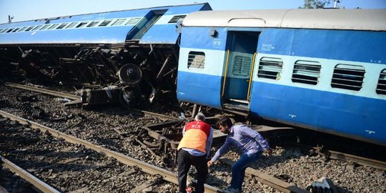 Kerusakan parah kereta ekspres di India usai 13 gerbong anjlok