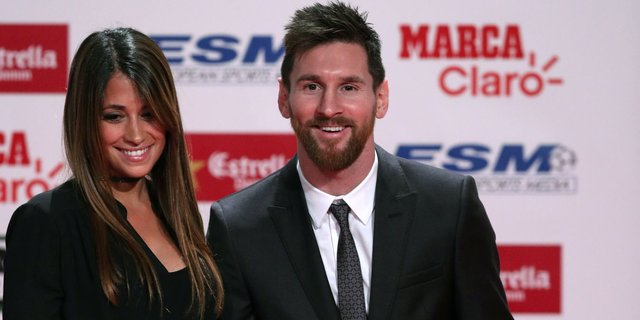 Didampingi istri cantiknya, Messi raih penghargaan sepatu emas keempat
