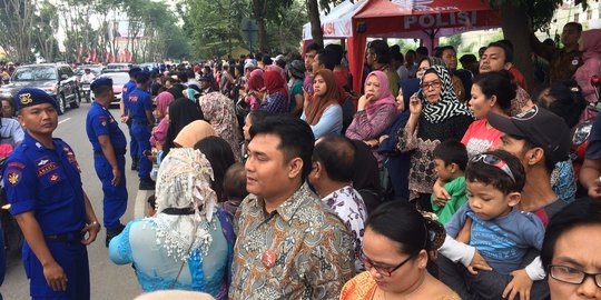 Sejak subuh, warga tunggu kirab budaya Bobby-Kahiyang