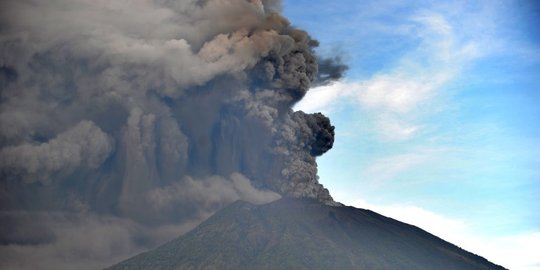 Penampakan Gunung Agung semburkan abu setinggi 1.500 meter