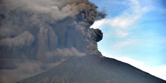 Keluarkan letusan magmatik, Gunung Agung diselimuti awan gelap