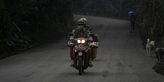 Hujan abu vulkanik guyur sejumlah desa di kaki Gunung Agung