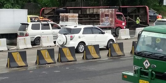 Bus Jakarta-Merak terguling di Tol Tangerang Merak, 10 penumpang dilarikan ke RS