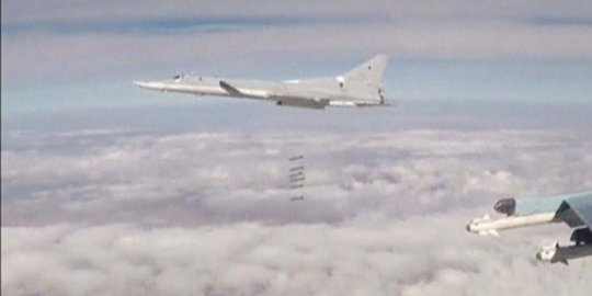 Aksi pesawat Rusia jatuhkan bom ke markas ISIS di Suriah