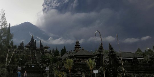 Bandara Lombok ditutup karena erupsi Gunung Agung, 26 penerbangan dibatalkan