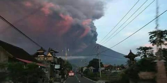 Semburan asap Gunung Agung capai 3.000 meter