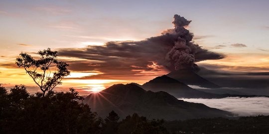 Aktivitas Gunung Agung, Bandara Ngurah Rai Bali ditutup sampai Selasa