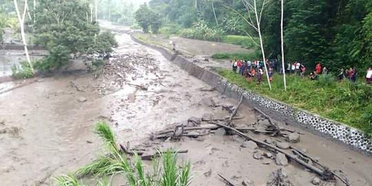 Banjir lahar dingin Gunung Agung jadi tontonan warga Karangasem