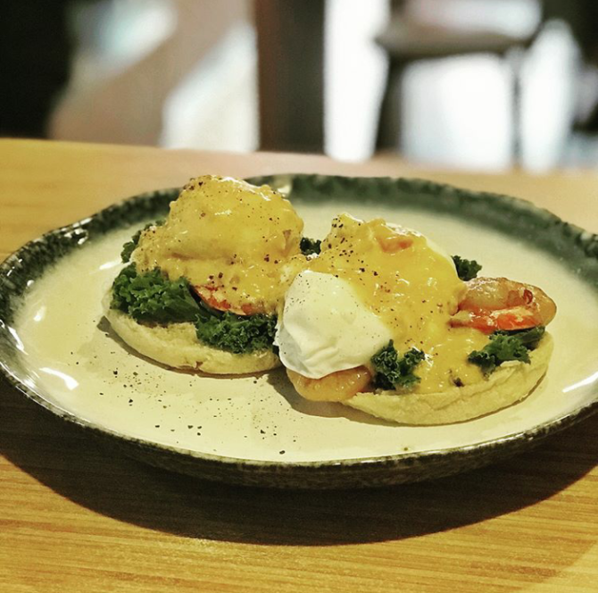 egg benedict dengan saus telur asin