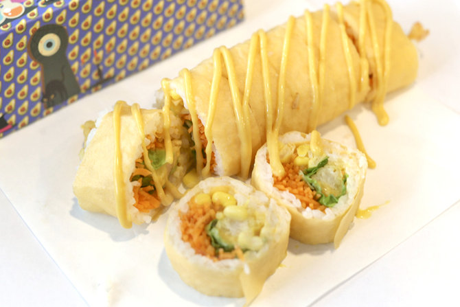 sushi roll dengan saus telur asin