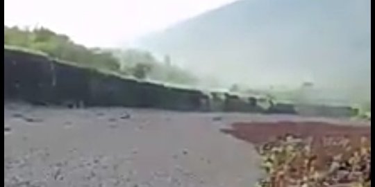 Puluhan tahun kering, sungai di Karangasem ini tiba-tiba dipenuhi lumpur