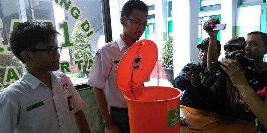 Tempat sampah karya siswa MAN 1 Solo ini juara lomba robotik nasional