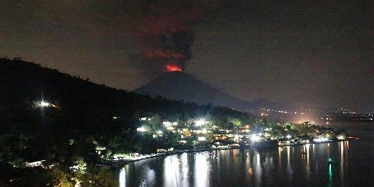 Gunung Agung masih semburkan pijar api, tekanan angin mulai melemah