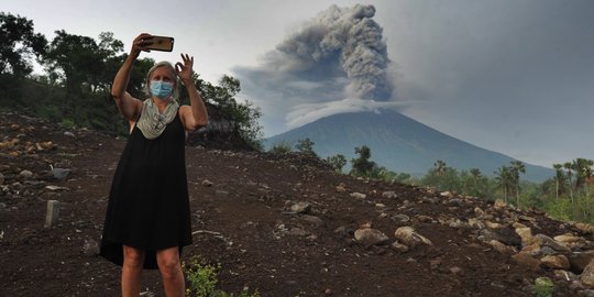 Turis Australia yang tertahan di Bali asyik selfie di tengah erupsi Gunung Agung
