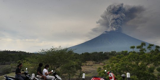 Muntahan abu vulkanik Gunung Agung jadi tontonan heboh warga Bali