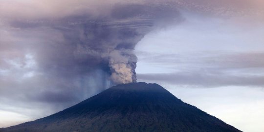 Gunung Agung semburkan asap bercampur abu vulkanik setinggi 4.000 meter