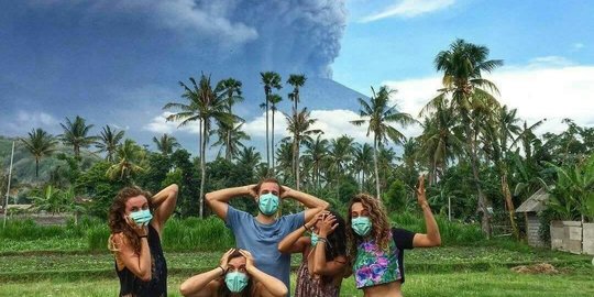 Semburan asap Gunung Agung jadi ajang selfie turis asing