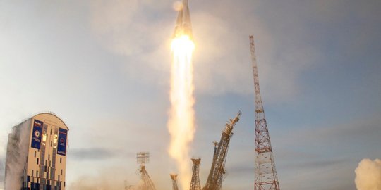 Rusia luncurkan roket bermuatan satelit pemantau ke lapisan atmosfer