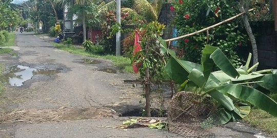 Kesal jalan berlubang tak diperbaiki, warga pasang drum & bambu