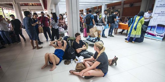 Kegelisahan ribuan wisatawan tertahan di Bandara Ngurah Rai