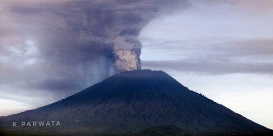 Gubernur Bali tegaskan tak ada hujan batu imbas erupsi Gunung Agung