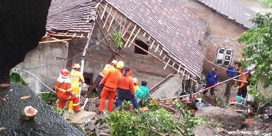 Dua korban tewas longsor Yogya ditemukan berpelukan, Ambar meringkuk lindungi cucu