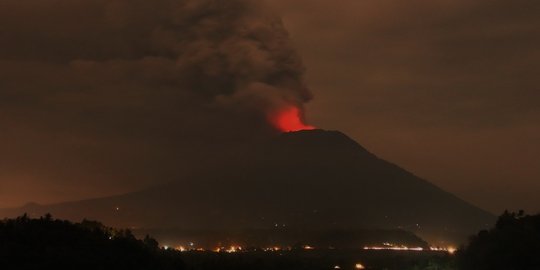 Arah abu vulkanik Gunung Agung ke selatan, bandara bakal kembali ditutup