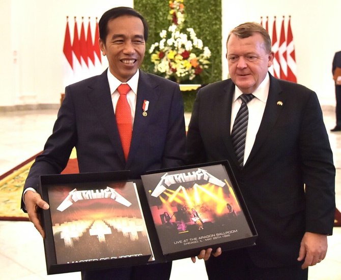 jokowi dikasih piringan hitam metallica oleh pm denmark