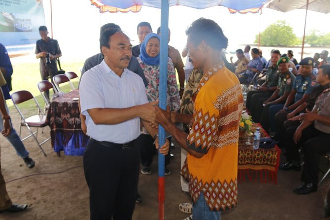 penyerahan bantuan kapal penangkap ikan di pelabuhan rakyat waingapu ntt