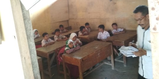 Sekolah digusur, pelajar SD di Serang belajar di ruang berdinding triplek