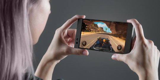 Tidak ikut tren: Razer Phone tak ada headphone jack agar baterai lebih besar!