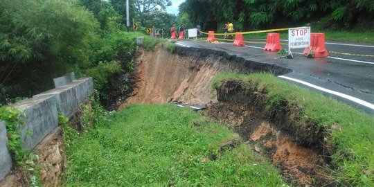 Ruas jalan nasional Padang-Painan longsor sepajang 10 meter