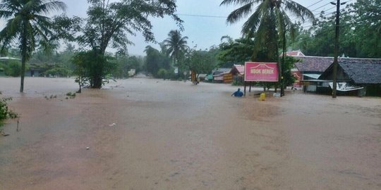 Hujan deras guyur Sidoarjo, 32 sekolah dasar terendam banjir